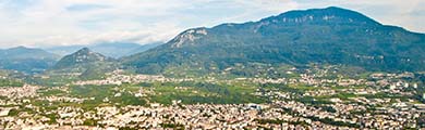Image of the city and mountains