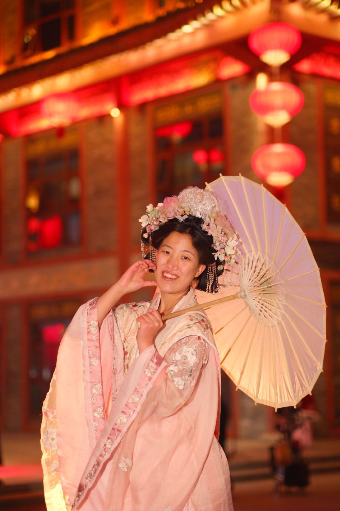 Allison (Lulu) Muzzy in traditional nobility Tang Dynasty clothing in Xi’an, China. 
